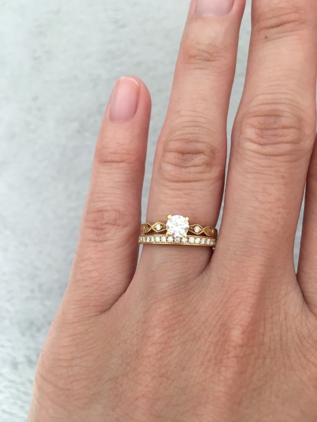 ハーフエタニティの結婚指輪と一粒ダイヤの婚約指輪です。