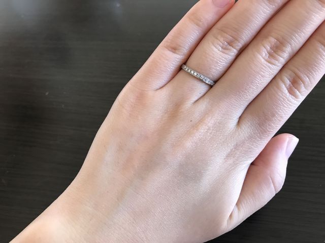 ストレートなラインでダイヤがあしらわれたハーフエタニティ。