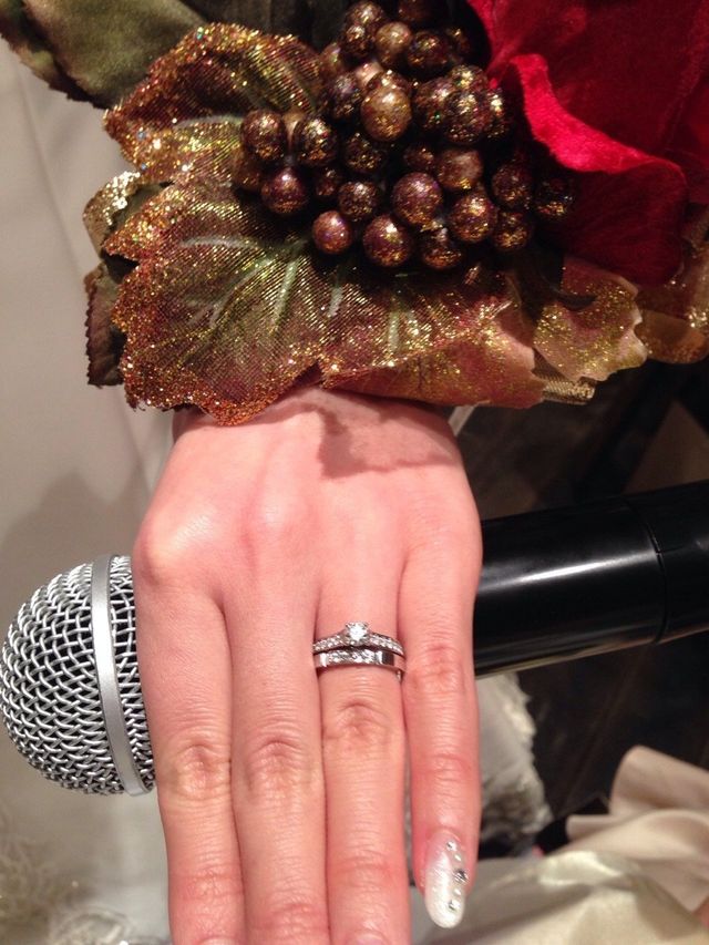 婚約指輪と重ねて