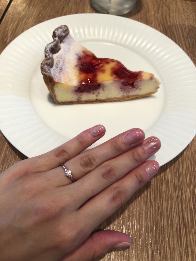 サイドのメレダイヤをピンクサファイアに変更しております。