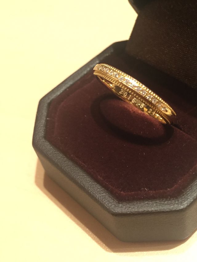 結婚指輪はミルグレンがきれいなイエローゴールドにしました。