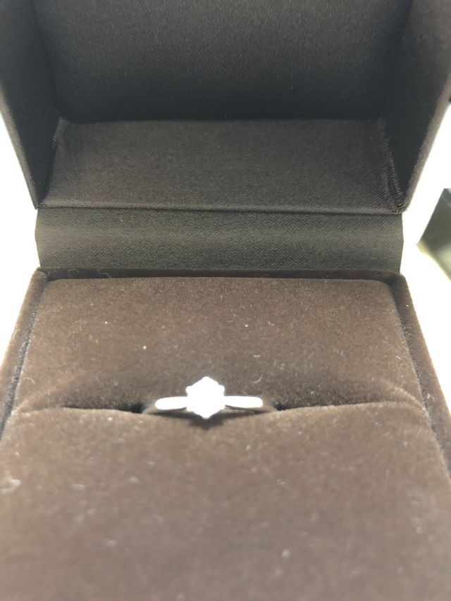 綺麗な一粒ダイヤです。手の小さい人は似合うと思います。