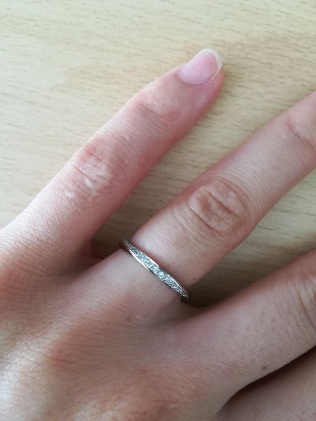 小指に向かってダイヤモンドのウェーブが上がるデザインです。