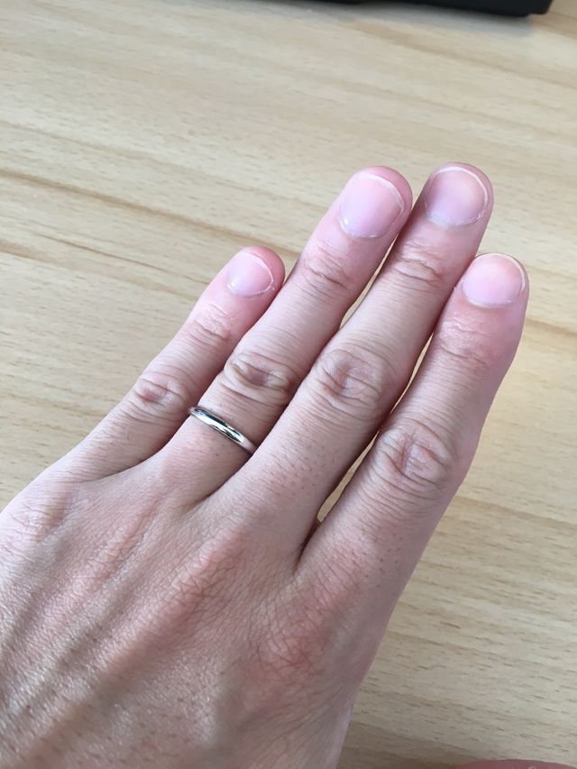 シンプルかつ光沢のある指輪を探しておりました。