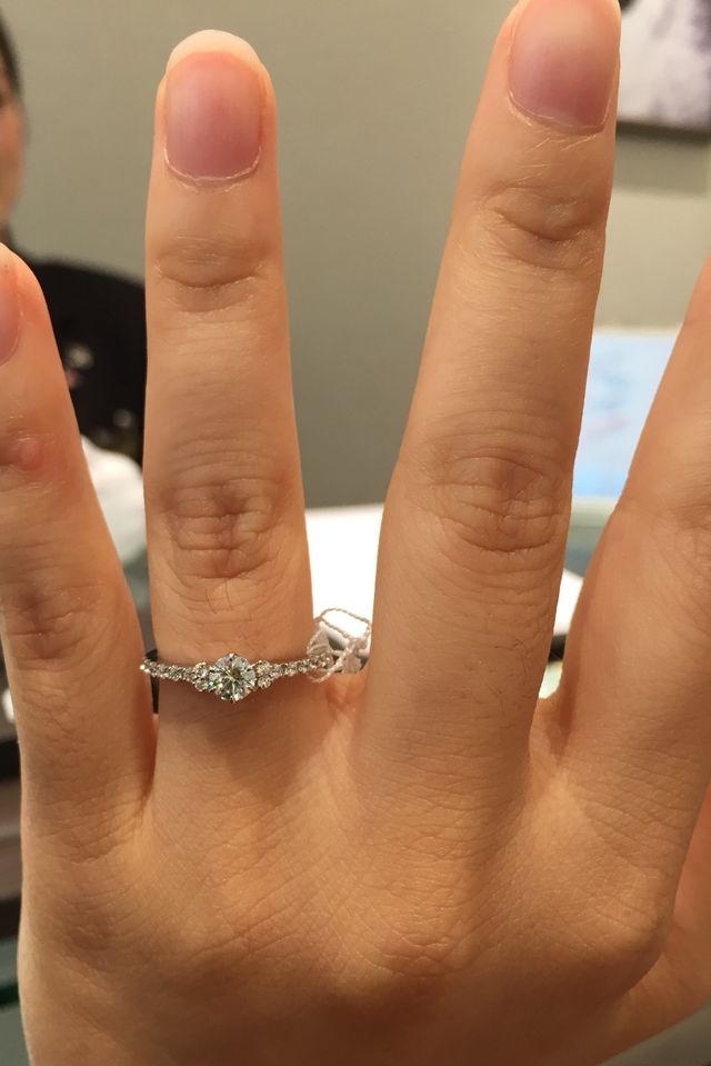 リングのシルバー部分を小さなダイヤにしてあるのでキラキラ