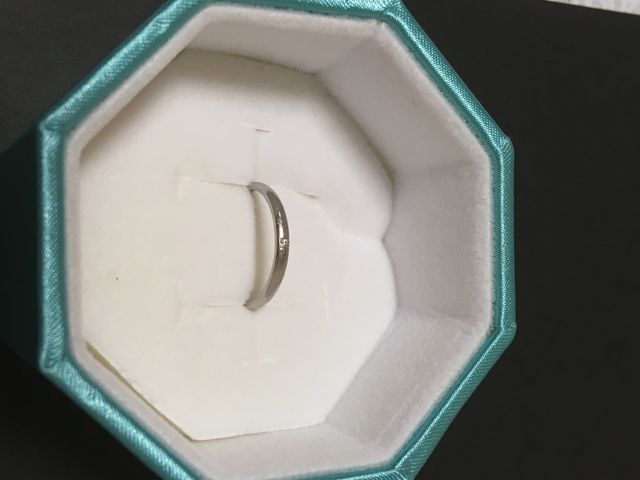 シンプルなデザインで付け心地の良い指輪です。