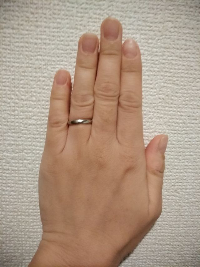 肉厚な手なので、シンプルなデザインにしました。