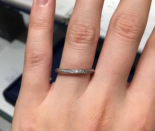 ダイヤがぐるりと半周についており、華やかで気分が上がります。