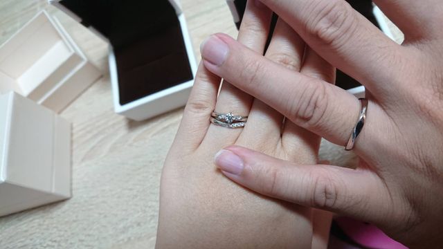 二人で指輪を初めてつけた日に撮りました！