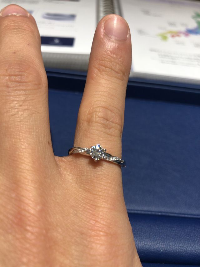 リングのひねりがとても可愛く、ダイヤの輝きが引き立つ指輪です