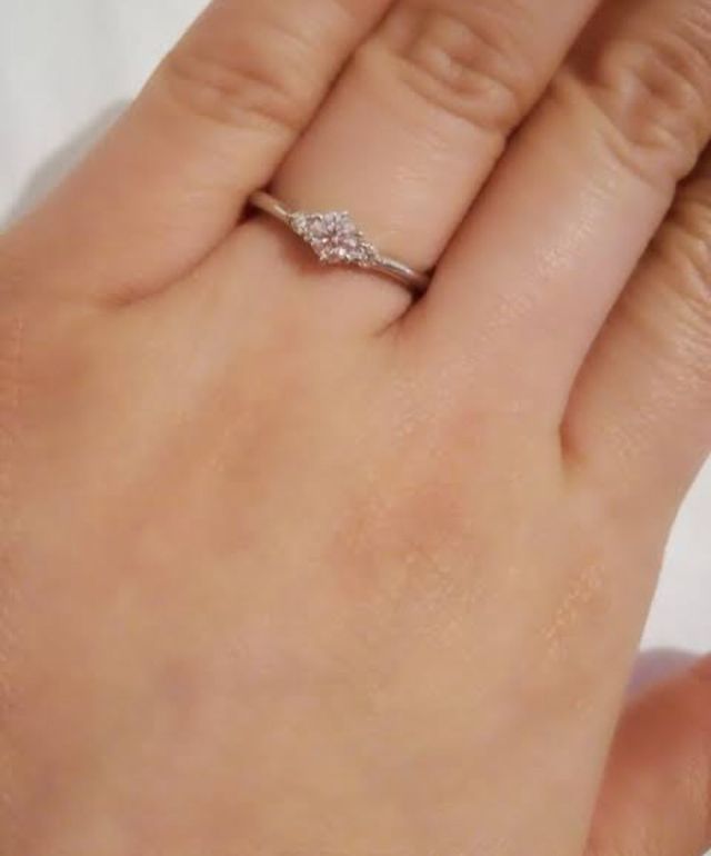 緩やかなウェーブが指を綺麗に見せてくれます