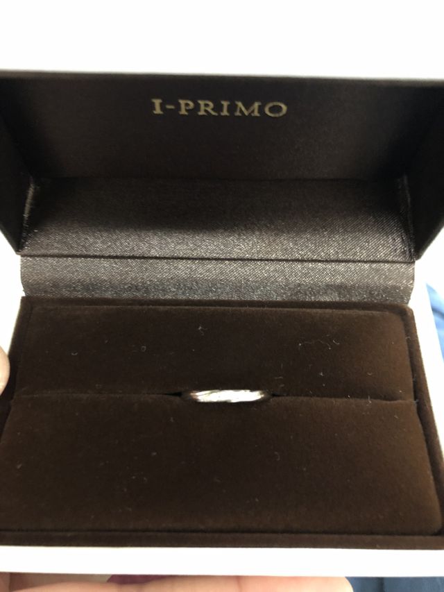 指輪はストレートタイプ、ダイヤが斜めで可愛いです。