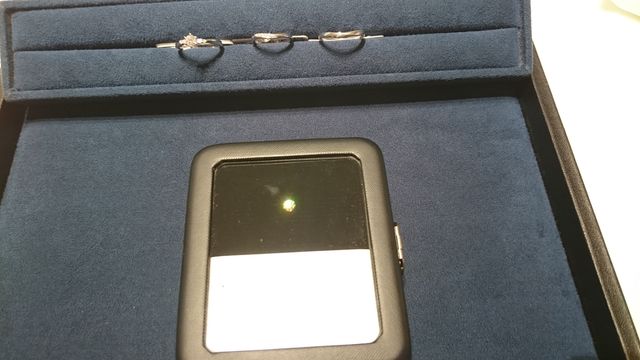 婚約指輪のダイヤモンドと婚約指輪、結婚指輪です