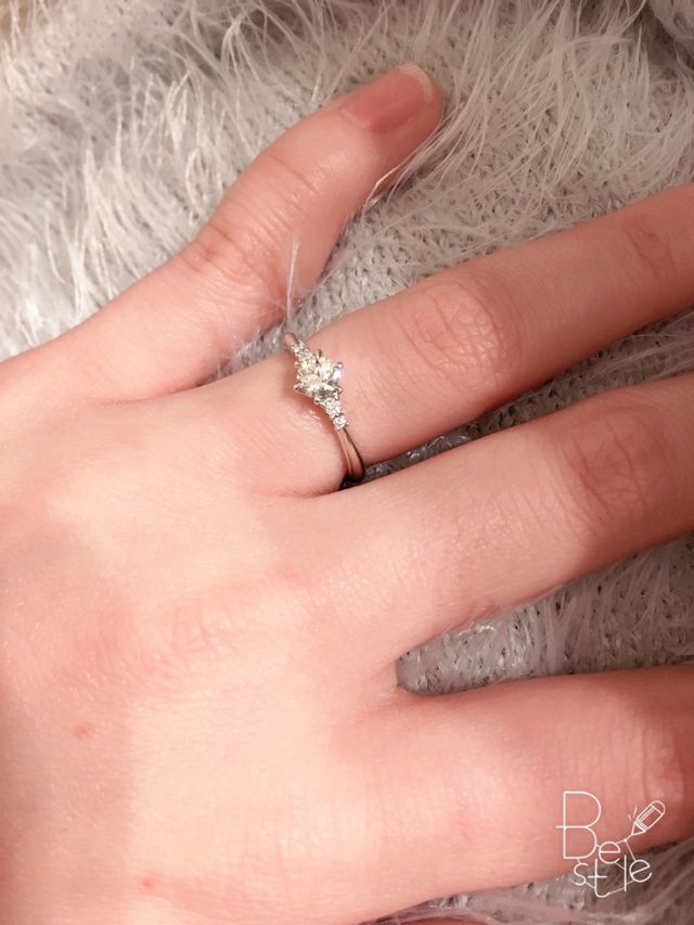 ダイヤが真ん中にキラリと輝くシンプルなデザインの婚約指輪