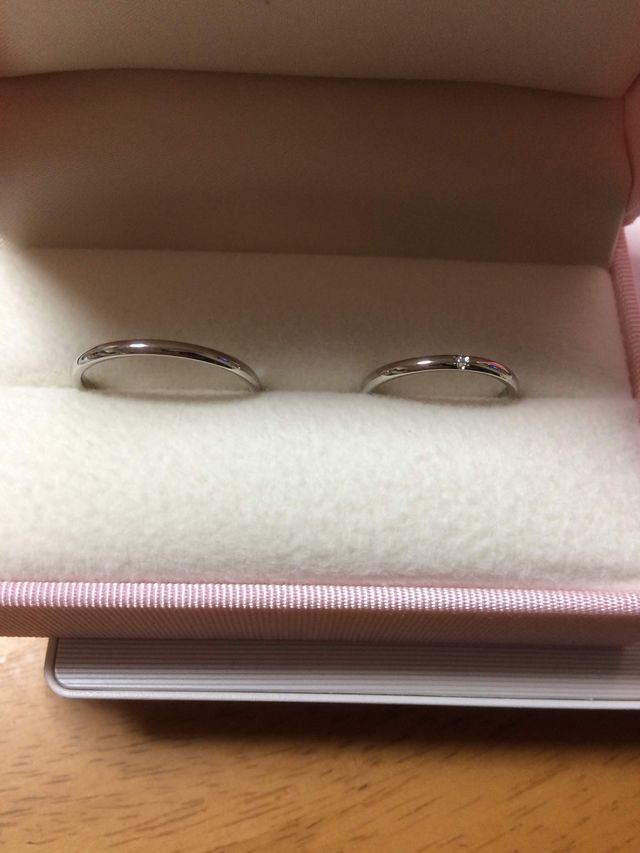 シンプルで細身の甲丸デザインで、ダイヤが一石ついています。