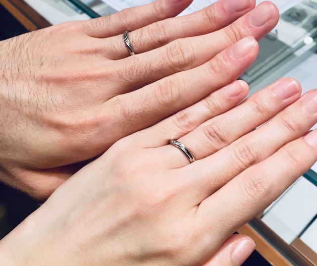 緩やかなウェーブに上品に輝くダイヤが気に入りました