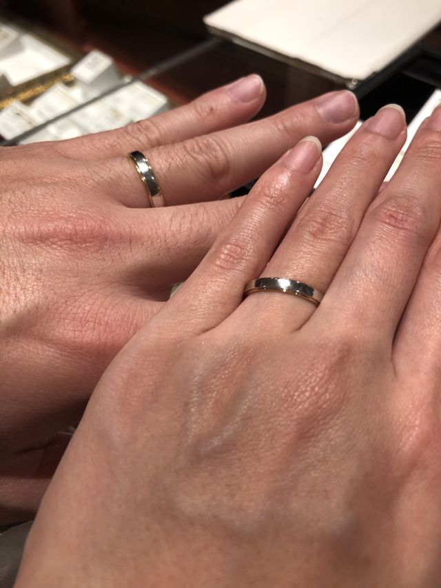 ダイヤと艶消しが斜めに入っているデザイン