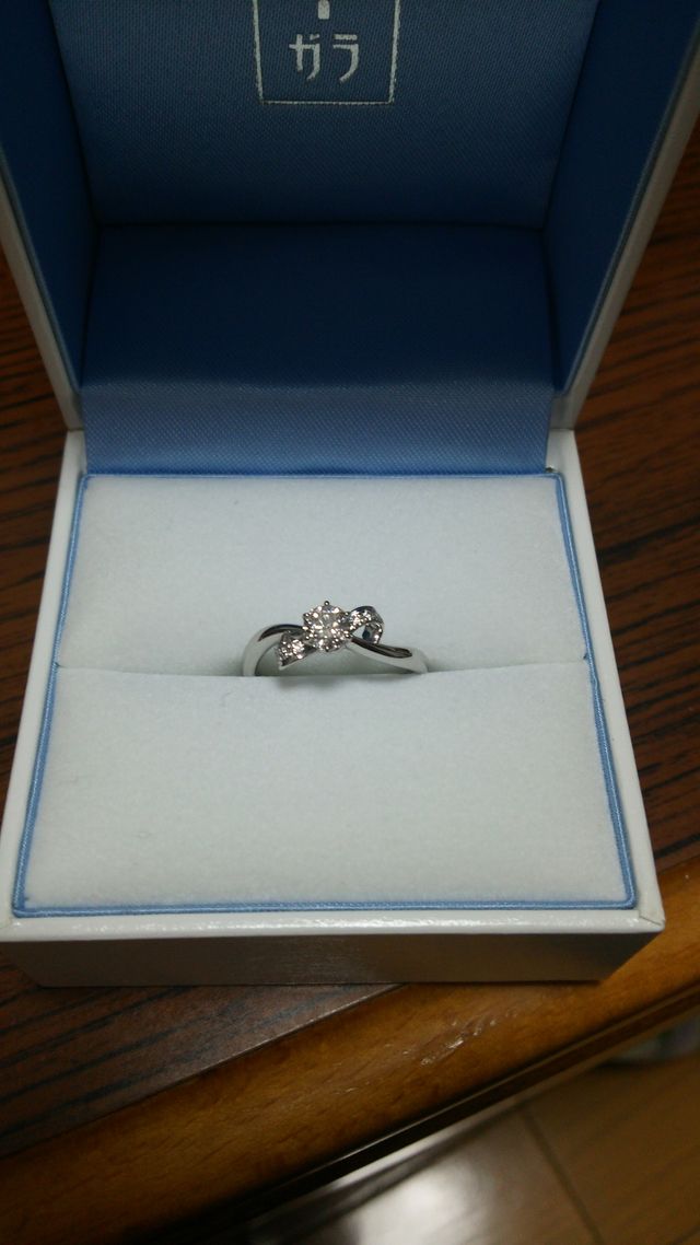婚約指輪が届いたばかりの写真です