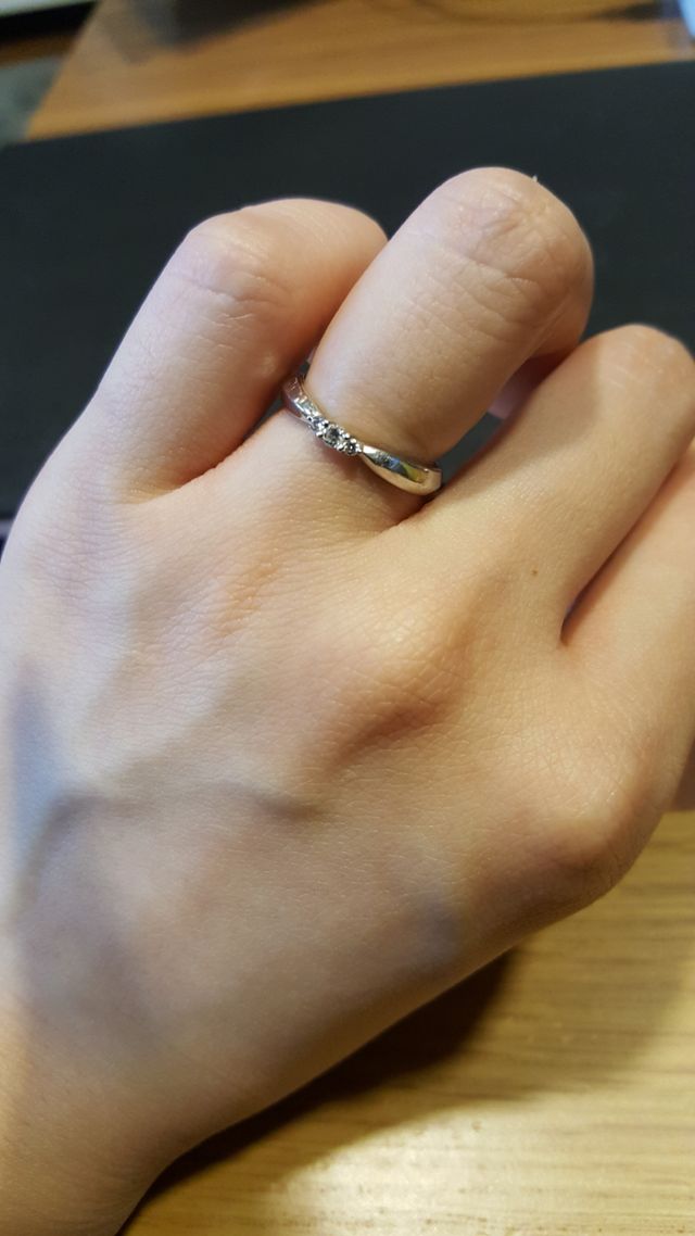 真ん中が少しきゅっとし、そこにさりげないダイヤが可愛い。
