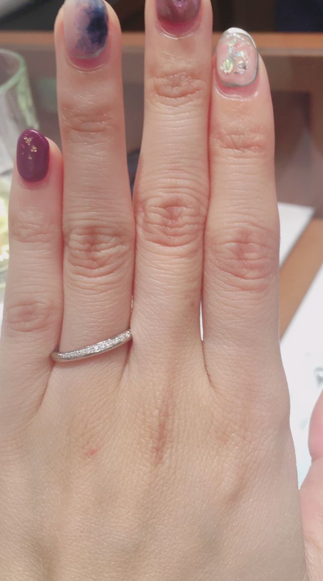 リングの上半分にダイヤモンドが敷き詰められているデザインです