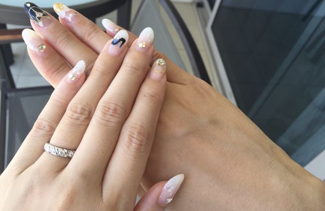 ネイルアートに負けない輝きです。