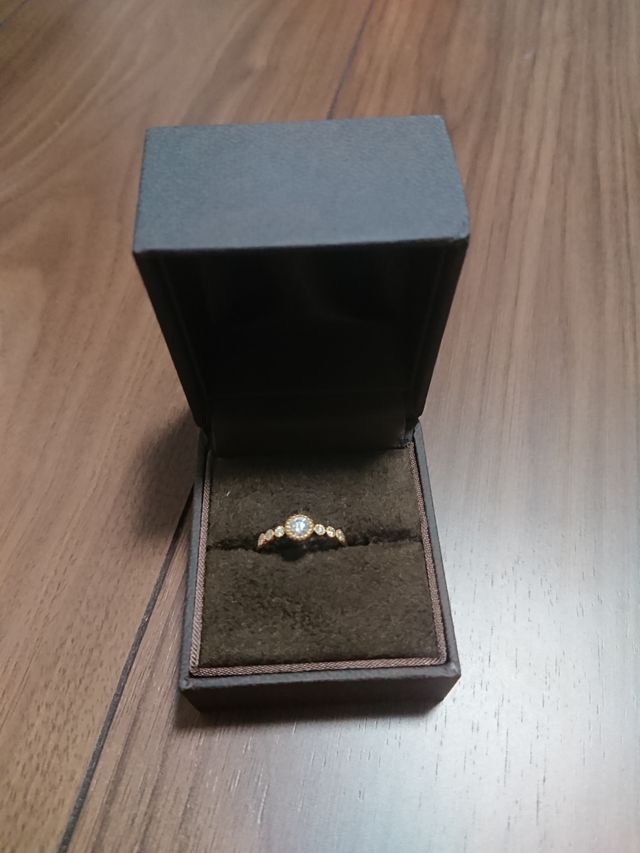 中央のダイヤの両サイドに3つずつ小さなダイヤが並んでいます。