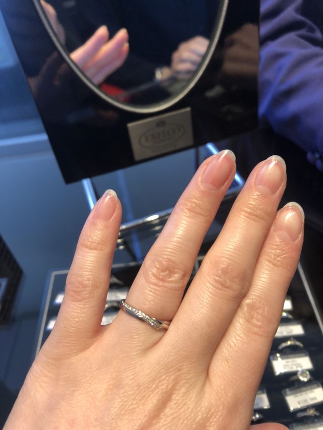 V字ラインで指が細く見えるようなデザイン。