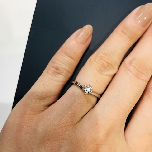 結婚指輪はVラインにしたいので、婚約指輪も揃えました。