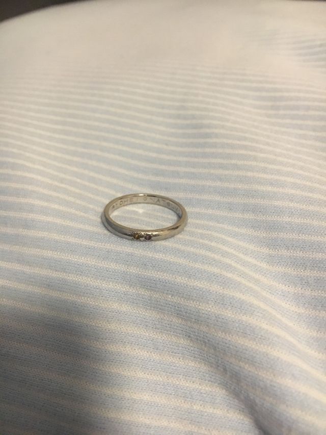 それぞれの誕生石と名前が入っている。