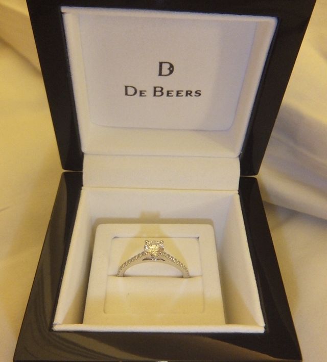 斜めの角度から見た状態。ダイヤはこのくらいの高さがあります。