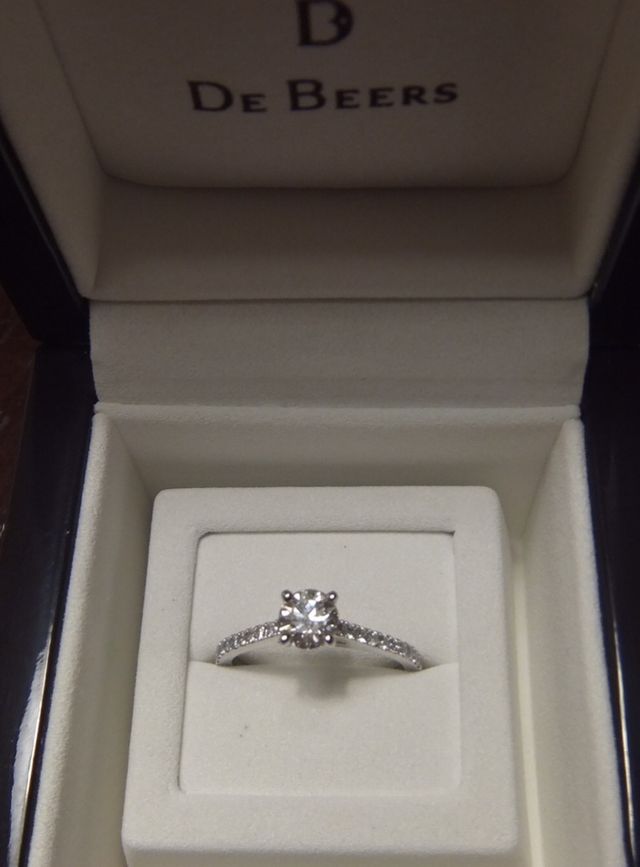 真上から見ると、ダイヤが丸く大きく目立ちます。