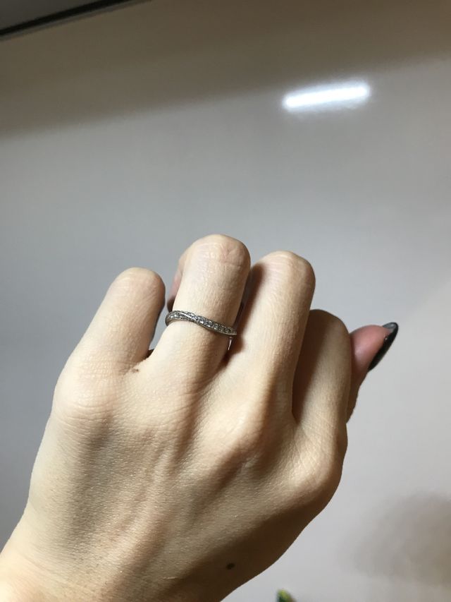 ウェーブの表面にも下面にもダイヤが埋め込まれたリング