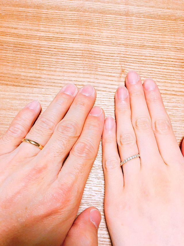 新郎はシンプルなリング。新婦はハーフエタニティー。