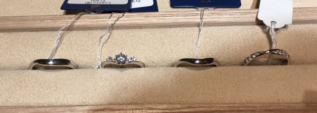 左から結婚指輪(men)、婚約指輪、結婚指輪2種類