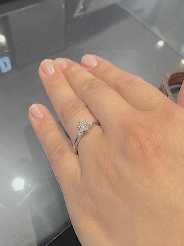 とてもキラキラ輝くエンゲージリング