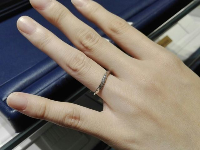 結婚指輪の購入検討のため試着。
