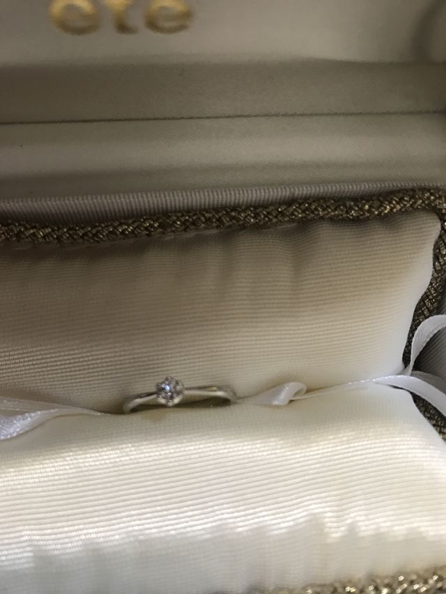 婚約指輪指輪です。これで0.1カラットです。