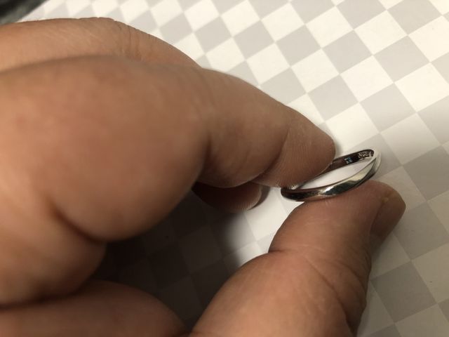 内側にダイヤがあります