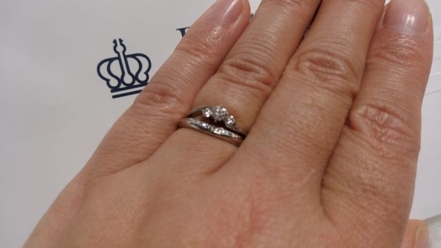 婚約指輪と重ね着け時。七つ星と三つ星がお気に入り。