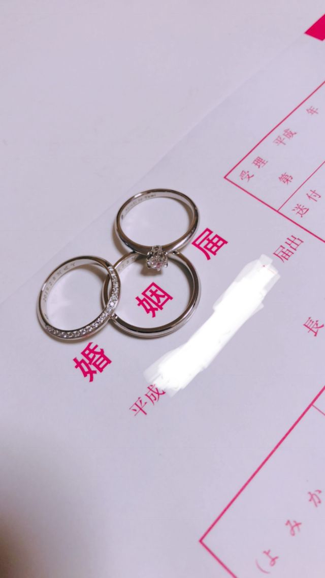 婚姻届と指輪を一緒に撮るのが夢でした。
