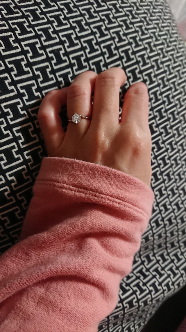 アームが中央に向かって細くなっている。ダイヤが強調されてる。