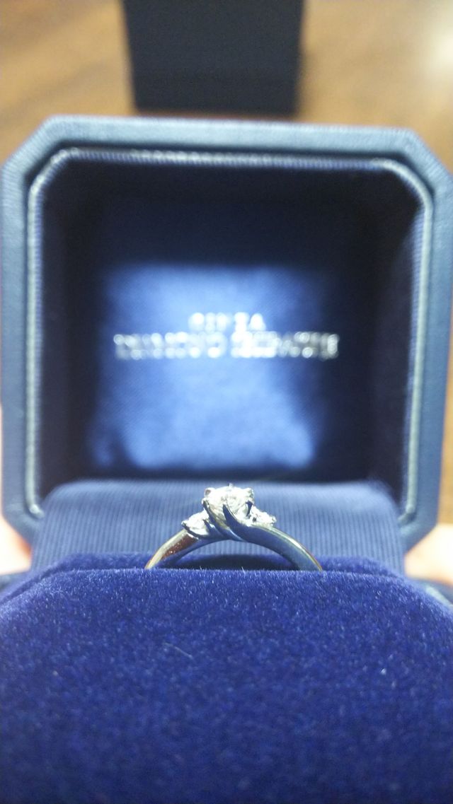 指輪の横からのデザインも凝っている