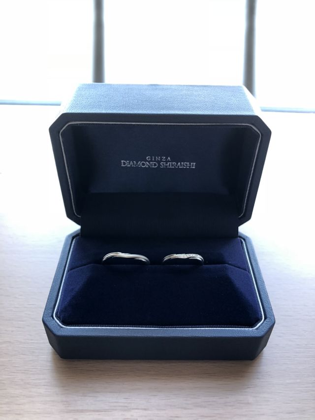 Vライン細身の指輪です。男性の指輪はツヤ出し加工してます。