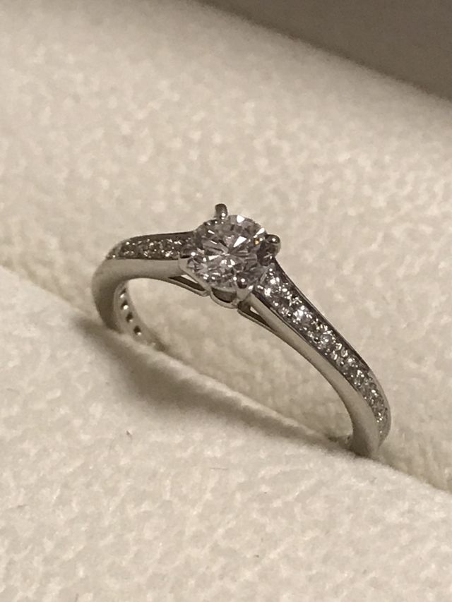 普段使いできるようにトップのダイヤは0.3ctと小さめ。