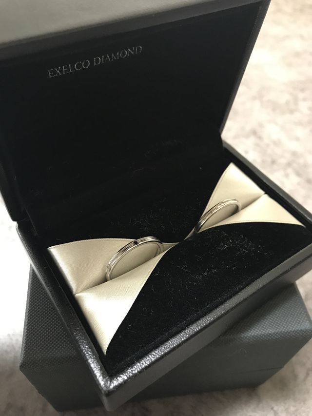 ブラックダイヤとダイヤが入った結婚指輪です。