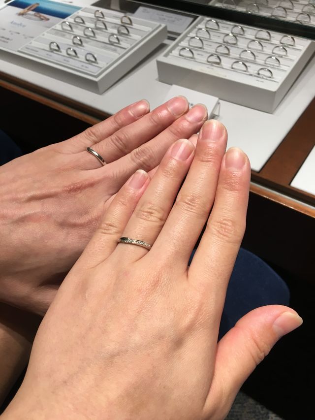 ライトにあたると更に輝きが増し、とても綺麗です。