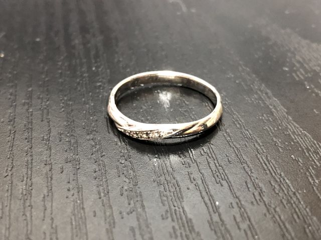 斜めのラインにダイアが5つ入っています。