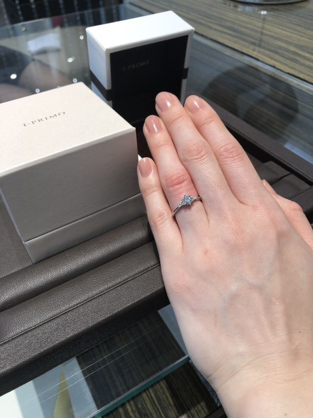 リングが華奢なので、ダイヤが際立ってみえます。