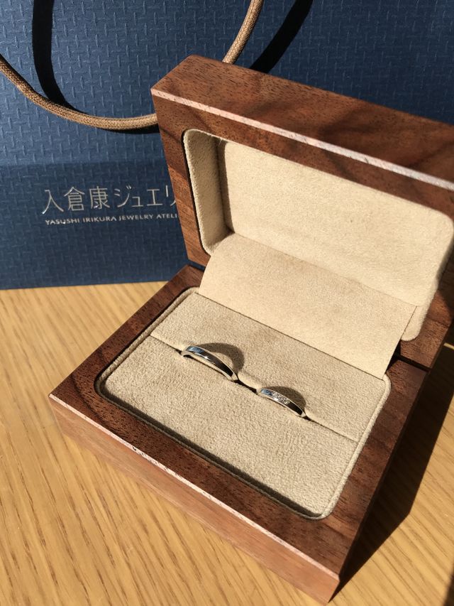 夫婦ともにシンプルなデザインにしました。