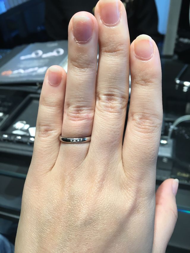 ダイヤが3石入っているシンプルなものです。